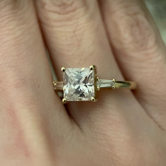 10kt solid yellow gold 2ct+ princess cut and tapered baguette engagement ring - Picture 5 of 9